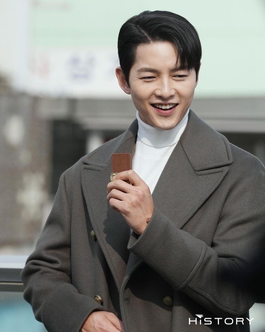 宋仲基近照曝光西装造型笑出鱼尾纹