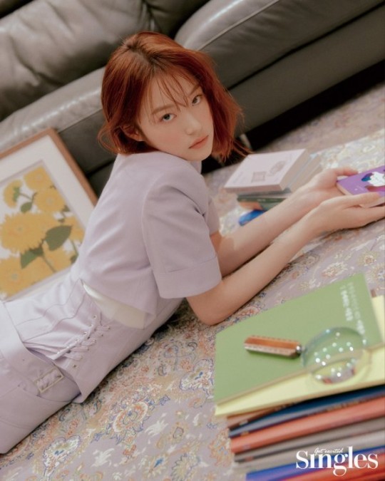 韩国女艺人申度贤近日为某杂志最新一期拍摄写真,展示