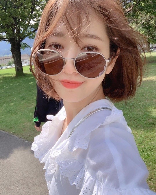 正文        韩国女艺人朴信惠近日在sns发布一组近照,展示了其出众的