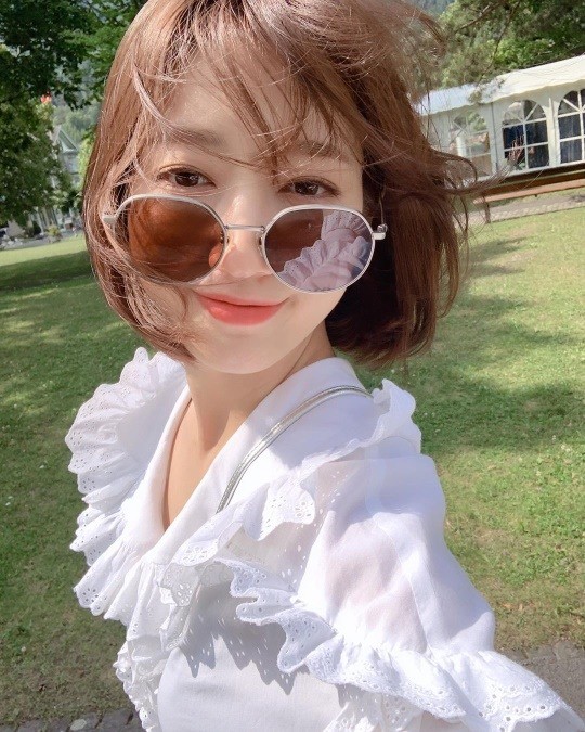 正文        韩国女艺人朴信惠近日在sns发布一组近照,展示了其出众的