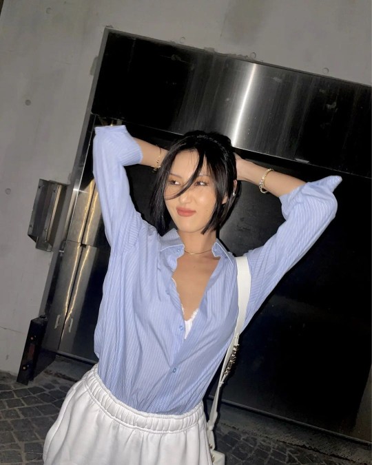 韩国女团mamamoo成员华莎近日在sns发布了一组她摆出性感造型的写真