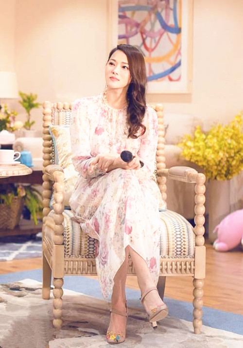 伊能静和张继科同框，穿紫色一字肩如少女，不愧是“冻龄女神”休闲区蓝鸢梦想 - Www.slyday.coM