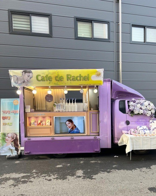 韩国女艺人朴敏英今天在社交网站发布一张她站在新剧片场的一辆咖啡