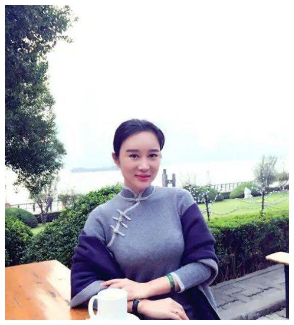 张纪中老婆频频晒幸福,老公宠溺怀抱女儿,能不能安静坐月子