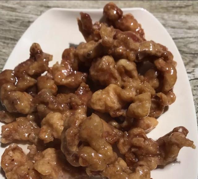 青岛最老的苍蝇小馆换新颜，菜品依然可以点半份，老味道不变