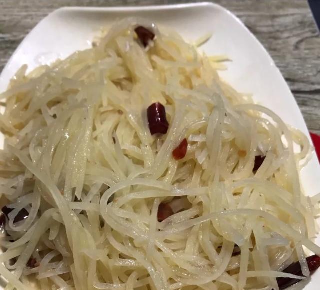 青岛最老的苍蝇小馆换新颜，菜品依然可以点半份，老味道不变