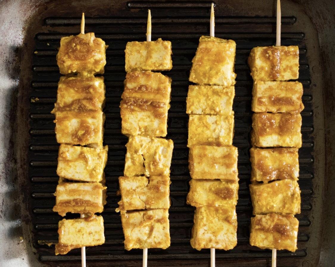 把木串穿上豆腐.在烧烤平底锅或常规煎锅中用中火加热植物油.