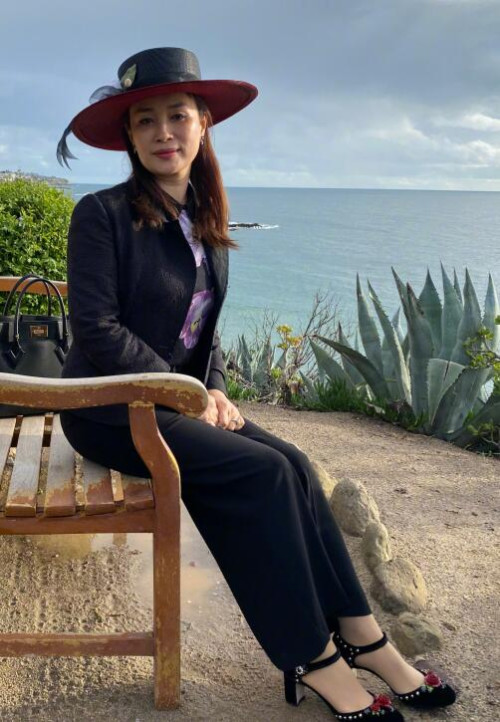 与周立波结婚后,胡洁将企业全部交由家人打理,自己则成为周立波的全职