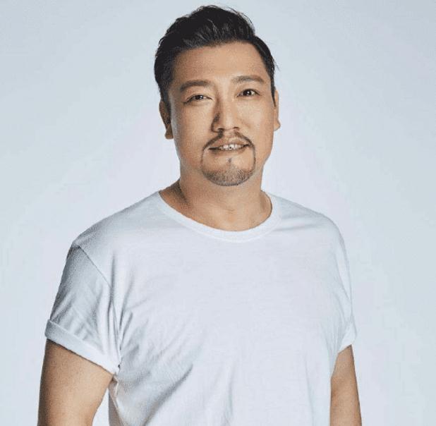 他为了梦想辞掉副处长职务,登上春晚一夜爆红,如今娇妻陪伴