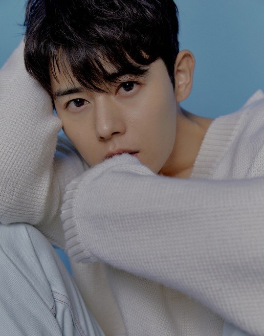 韩国艺人金桐俊拍公益活动宣传照