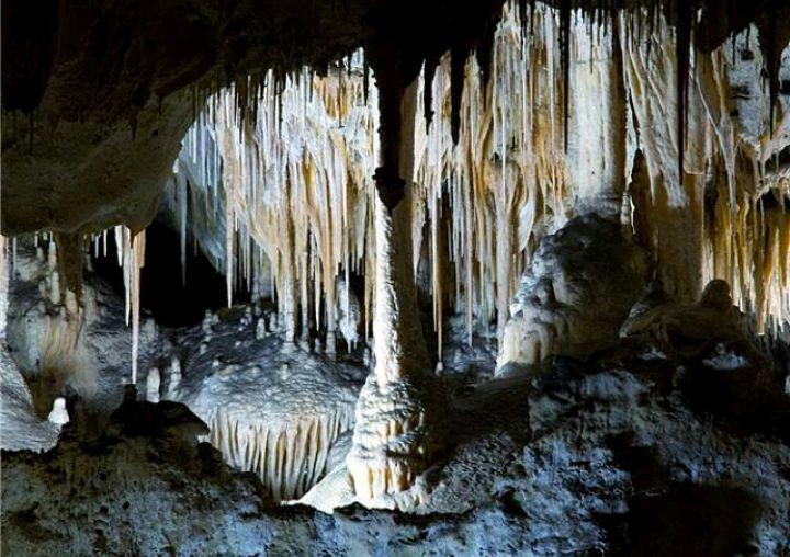 贵州贵阳郊区天然山洞洞内石钟乳千奇百怪俗称野猫洞