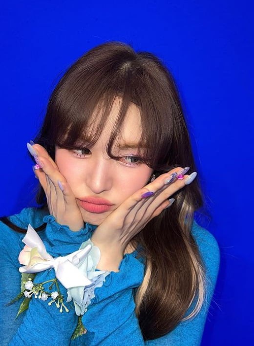redvelvet成员wendy晒自拍挑染发色显俏皮