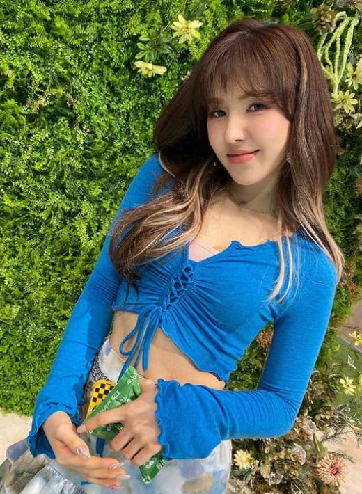 redvelvet成员wendy晒自拍挑染发色显俏皮