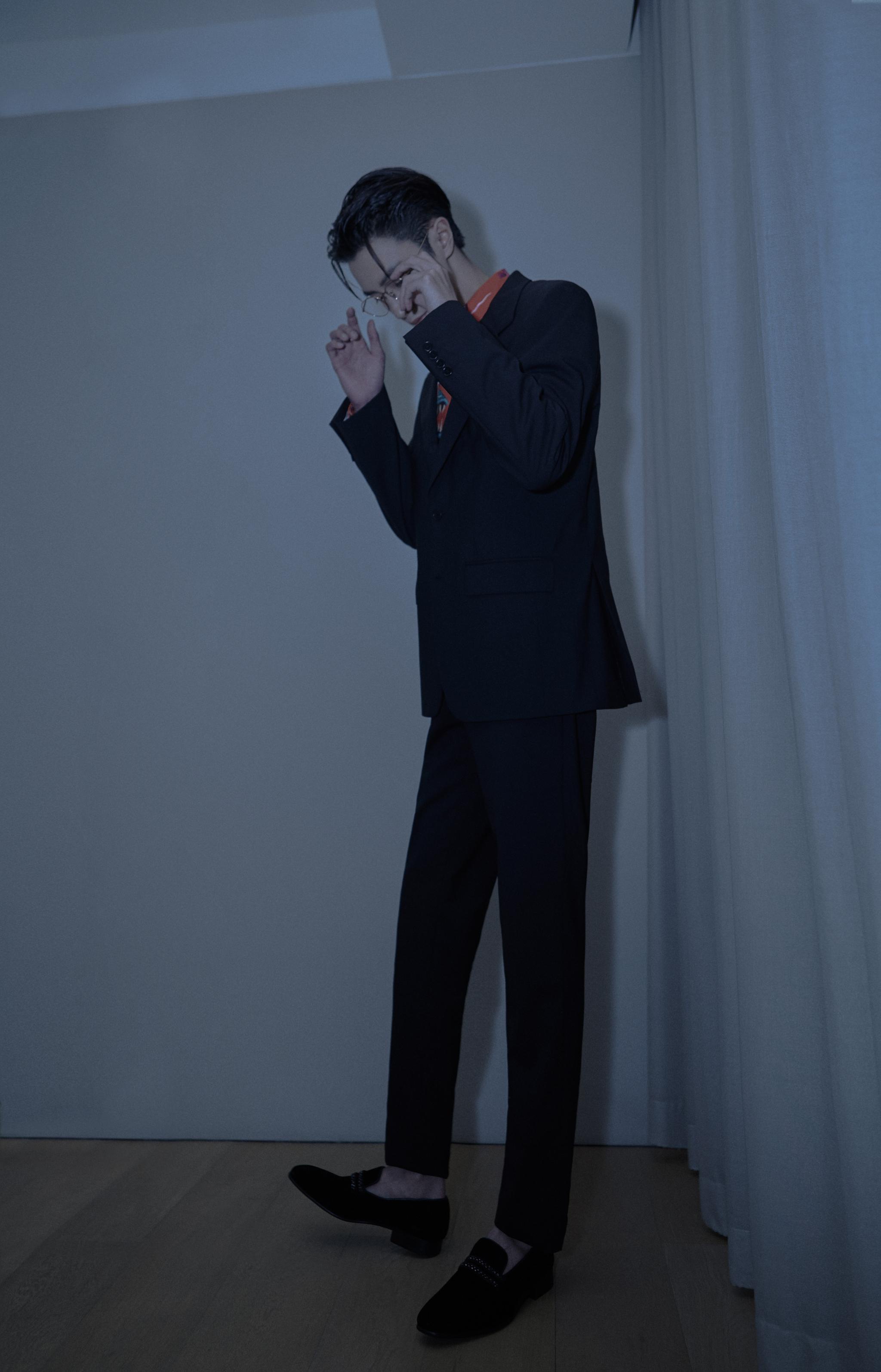 官鸿黑色西装温润雅致彰显少年独特气质