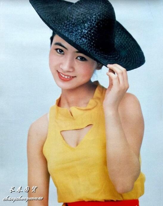 有一年,白灵从西藏回成都休假,正赶上峨眉电影制片厂拍摄一部电影,经