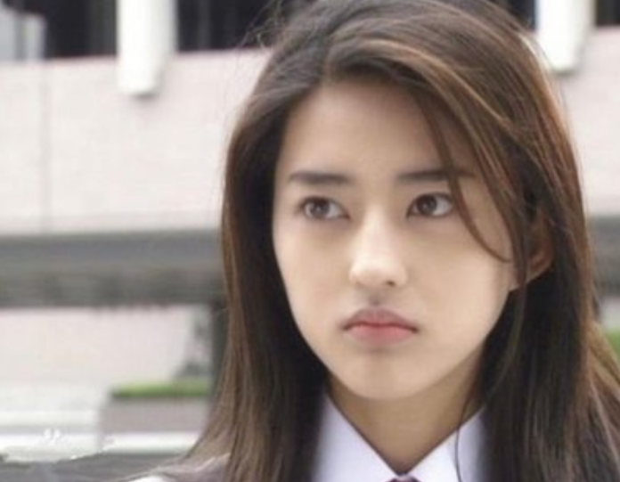 43岁小泽真珠近照曝光婚后退圈相夫教子身材完美一脸冻龄