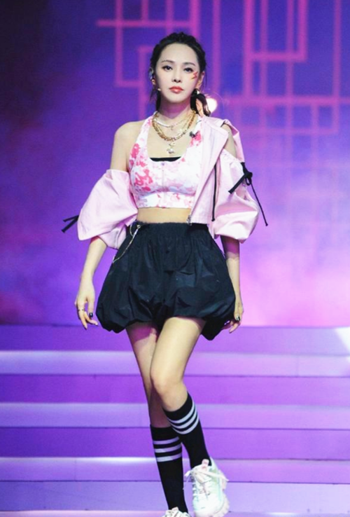 伊能静和张继科同框，穿紫色一字肩如少女，不愧是“冻龄女神”休闲区蓝鸢梦想 - Www.slyday.coM