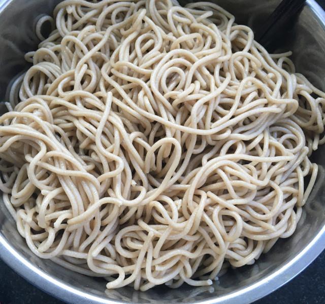 油炸花生拌饸饹,多吃杂粮有益健康