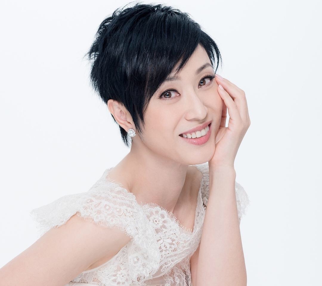 52岁陈法蓉晒出视频,短发造型少女感十足,无岁月痕迹风韵犹存