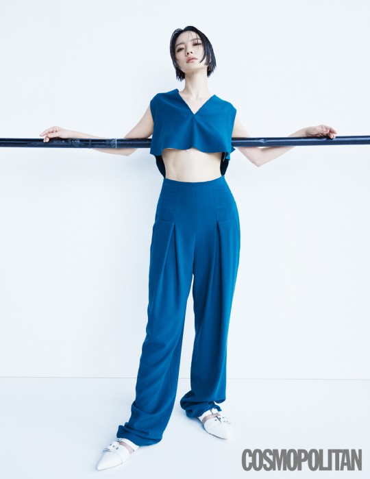 韩国女艺人安英美拍杂志写真秀性感身材