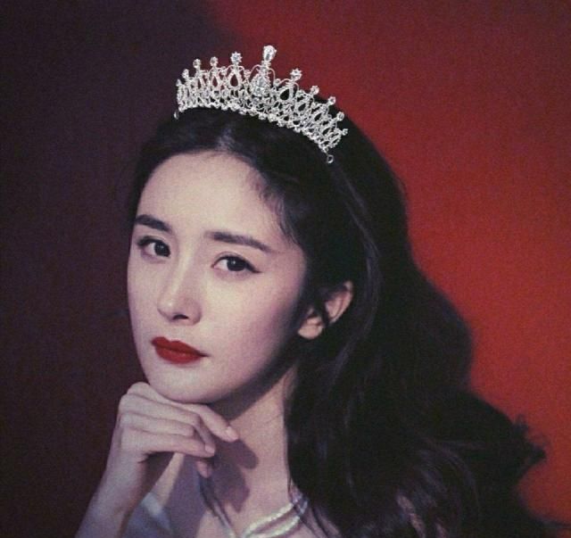 女星戴皇冠造型,刘亦菲杨幂迪丽热巴赵丽颖谁是你心中的公主?