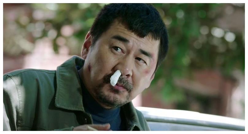 而且陈建斌还是一位导演,自编自导的《一个勺子》,也是获奖无数.