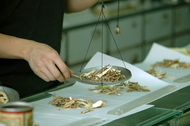 六味地黄丸和知柏地黄丸都治疗肾阴虚 但两种药物怎么选你知道吗