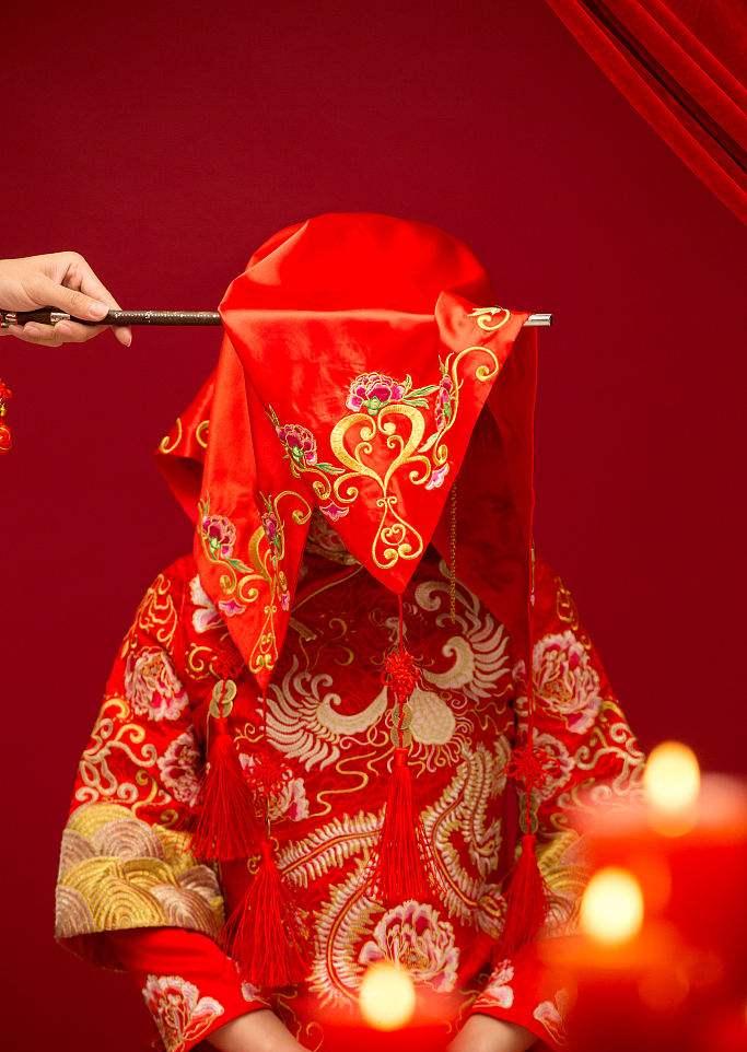 古代娶亲时新娘子为何都要盖红盖头出嫁其实原因很简单