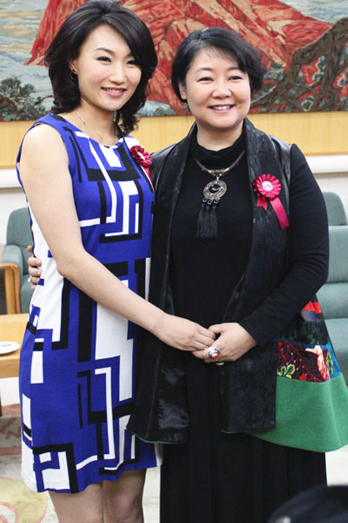 央视名嘴李梓萌人美气质佳穿搭复古西装帅出天际至今仍单身