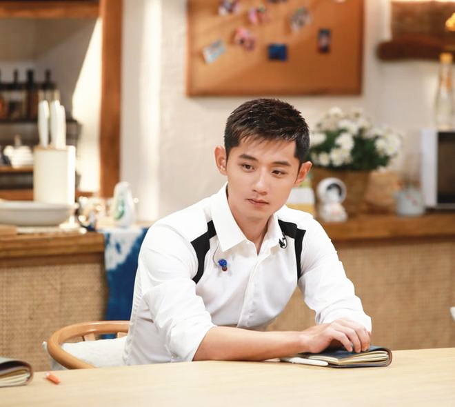 伊能静和张继科同框，穿紫色一字肩如少女，不愧是“冻龄女神”休闲区蓝鸢梦想 - Www.slyday.coM