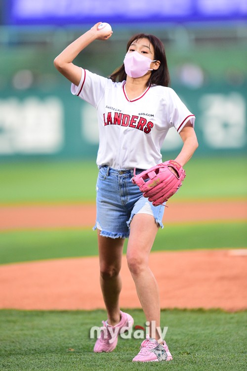 韩国女艺人玄英担任职业棒球比赛开球嘉宾