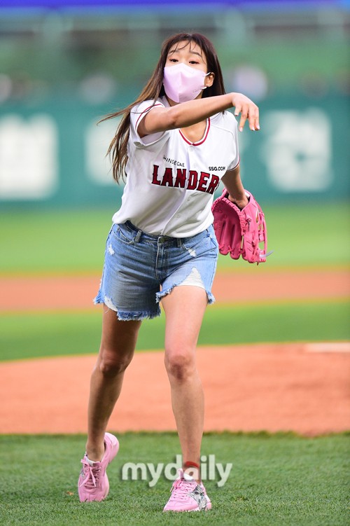韩国女艺人玄英担任职业棒球比赛开球嘉宾