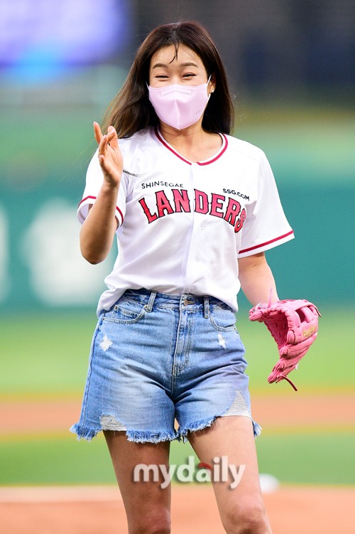 韩国女艺人玄英担任职业棒球比赛开球嘉宾