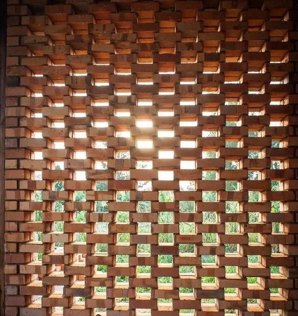 家里剩2车红砖老爸就砌了个院墙一格一格镂空通风全村第一家