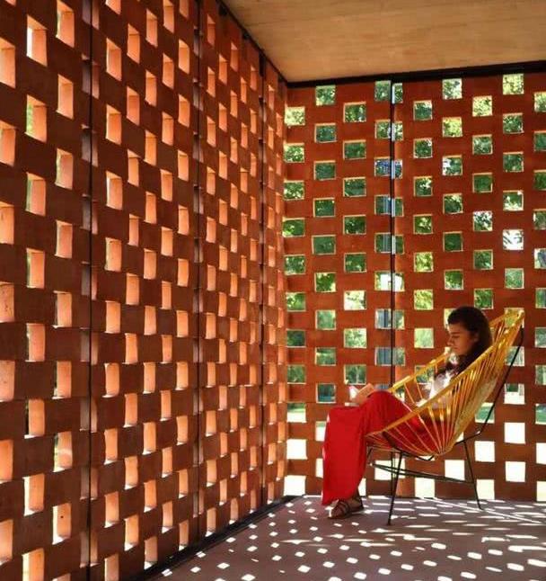 家里剩2车红砖老爸就砌了个院墙一格一格镂空通风全村第一家