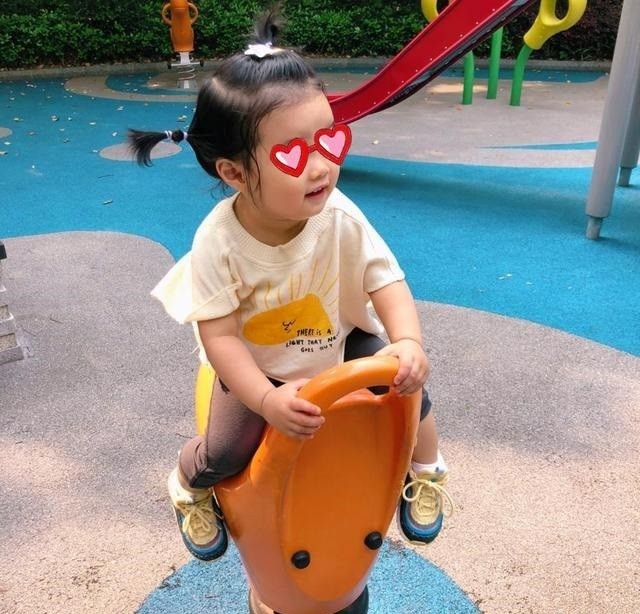 陈赫终于舍得晒女儿正脸照了小安安漂亮可爱像极了爸爸