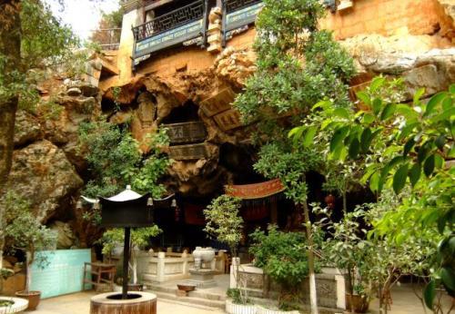 万石悬空,峻峭高下,恍如云紫,水从中出之胜景,云南开远云窝寺