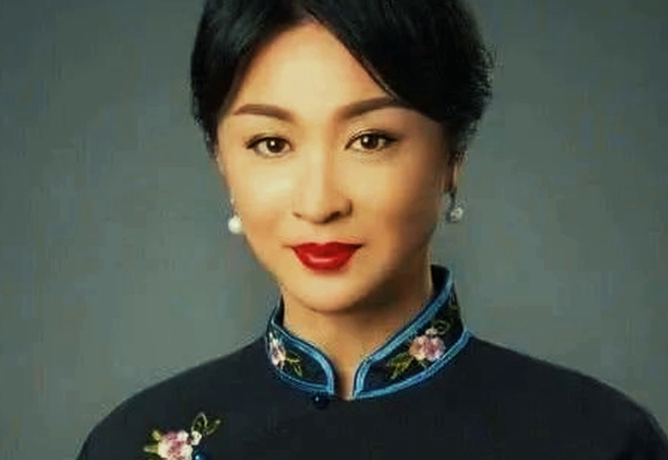 金星手术前与前妻合影,天生魅惑不像男儿,妻子颜值却令人羡慕!