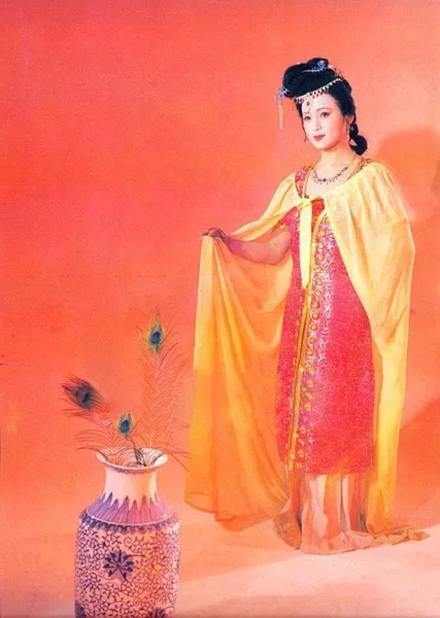 87版红楼梦之秦可卿剧照你看出来是两个人饰演的吗