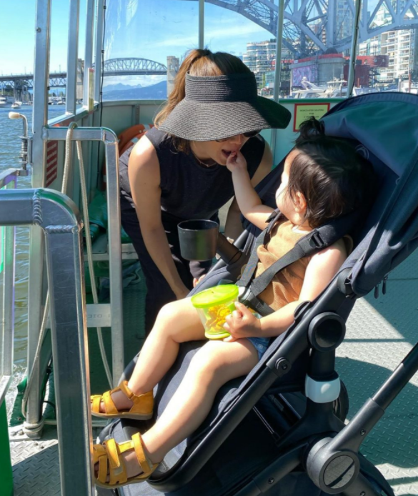 谢婷婷罕晒母女合照3岁女儿遗传妈妈基因长相甜美长腿抢镜