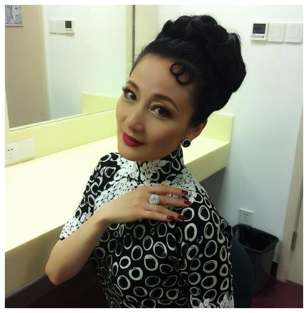 季芹季芹饰演的冯雅诗是苏小鹏未婚妻,从台湾赶到上海抢回未婚夫,最后