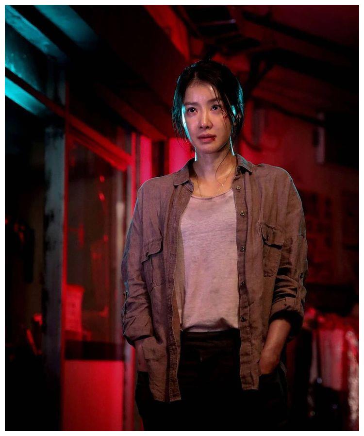 李施昤背肌成《sweet home》焦点〡靠拳击被称"金刚芭比"!