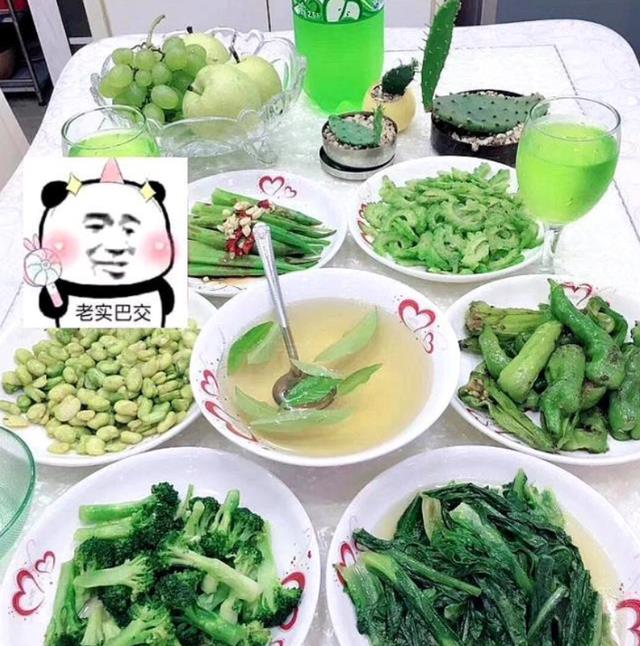 令人脑壳疼的"原谅色"套餐,看到这一桌子绿油油,着实辣眼睛!