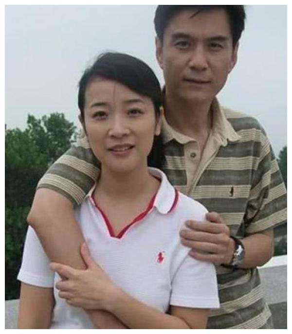 52岁陈小艺,老公原来是他,隐瞒我们大家22年