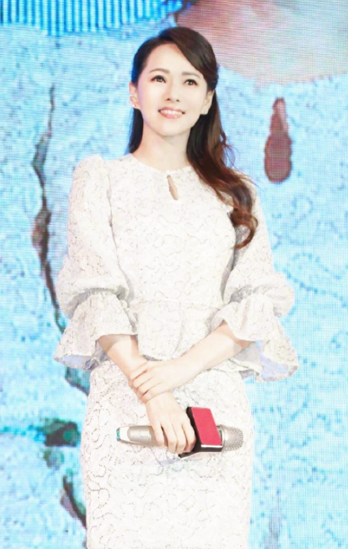 伊能静和张继科同框，穿紫色一字肩如少女，不愧是“冻龄女神”休闲区蓝鸢梦想 - Www.slyday.coM