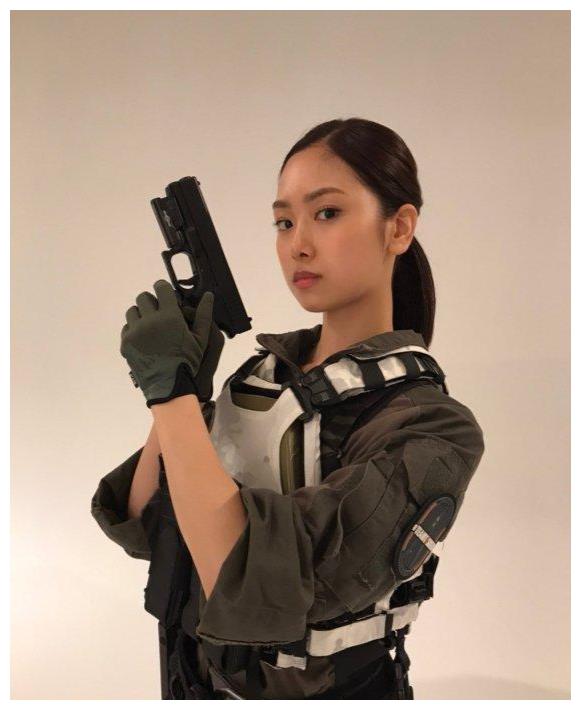 或许是受到了疫情影响的缘故,松田理麻主要还是以拍摄写真为主,毕竟