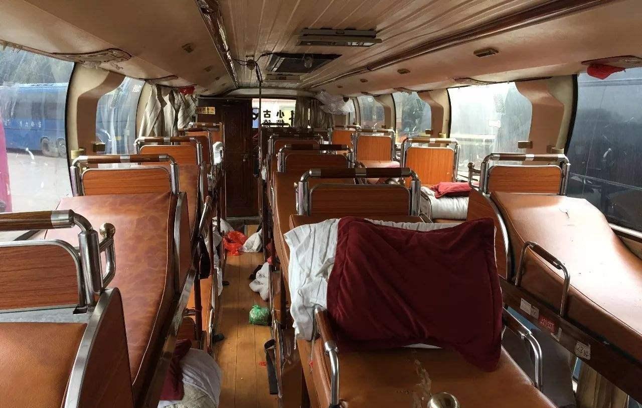 后来就将这样的车型改成了座位大巴,并且每位乘客需要系上安全带,这样