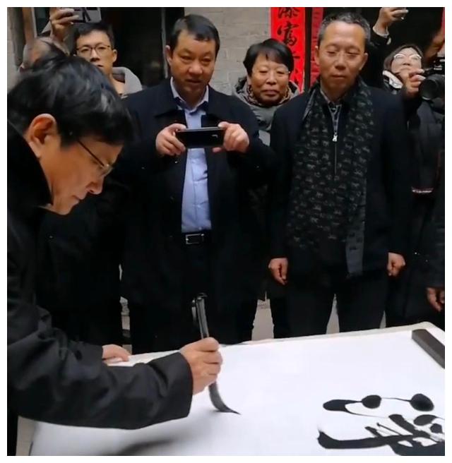 网红校长郑强秀书法字迹遒劲有力端正大气笔笔精彩