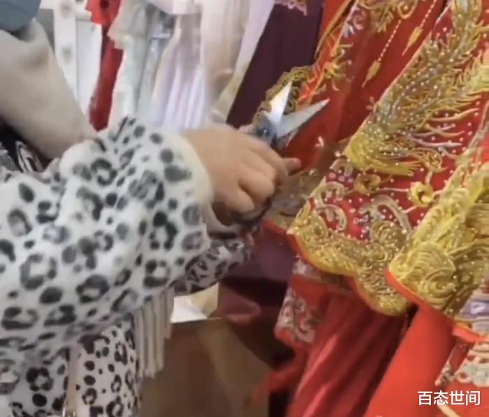重庆一女子与婚纱店起争执怒剪十余件昂贵婚纱，店员拍下任性画面休闲区蓝鸢梦想 - Www.slyday.coM