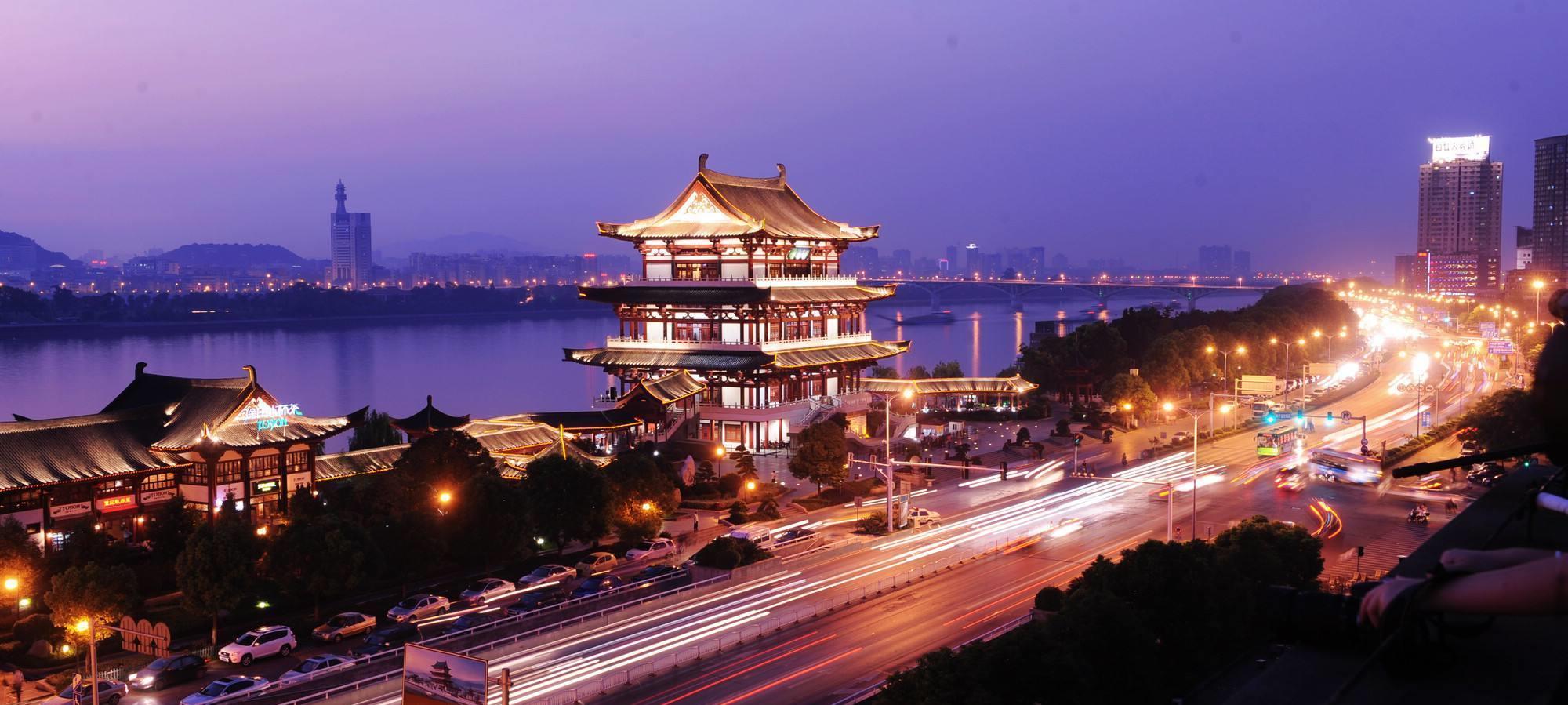 中国夏天"最热"的4座城市,被称为"火炉城市",旅游要三思!